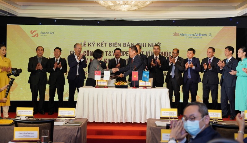 3 - Vietnam Airlines ký kết Biên bản ghi nhớ hợp tác với Công ty T&Y SuperPortTM - liên doanh giữa T&T Group và Tập đoàn YCH (Singapore).