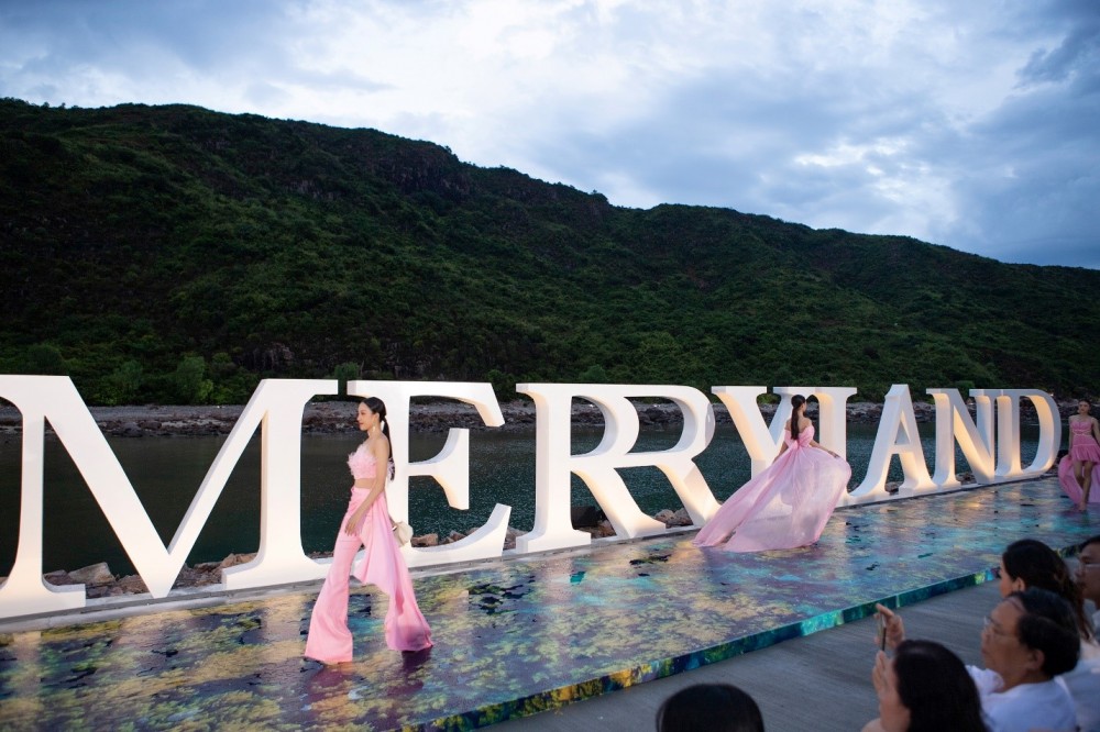 Chiêm ngưỡng sàn catwalk giữa biển độc đáo của Miss World Vietnam 2022.