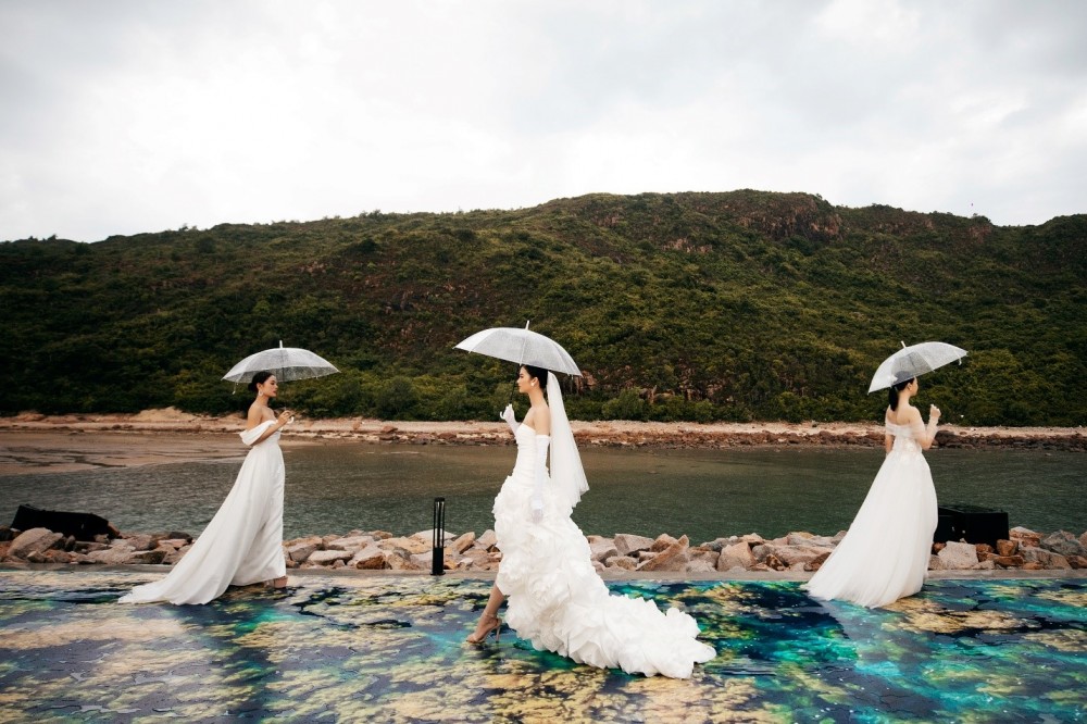 Chiêm ngưỡng sàn catwalk giữa biển độc đáo của Miss World Vietnam 2022.