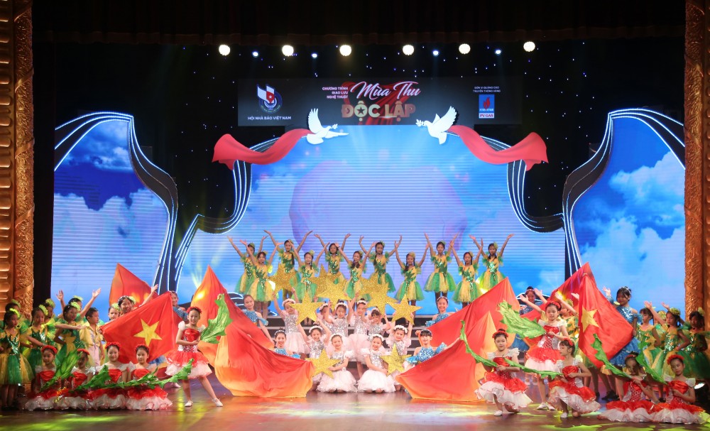 Chương trình giao lưu nghệ thuật “Mùa thu độc lập” do Hội Nhà báo Việt Nam tổ chức tại Nhà hát lớn Hà Nội.