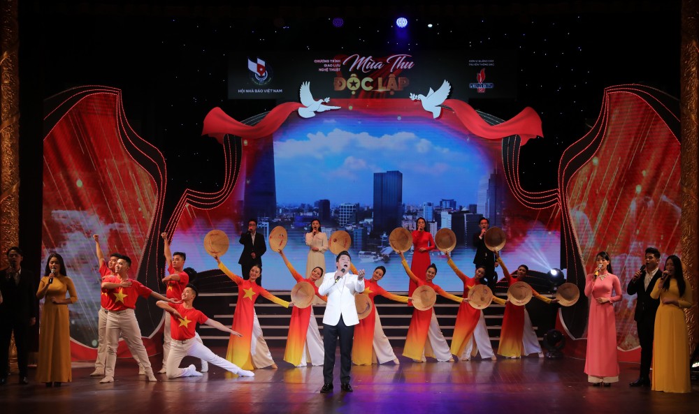 Chương trình giao lưu nghệ thuật “Mùa thu độc lập” do Hội Nhà báo Việt Nam tổ chức tại Nhà hát lớn Hà Nội.