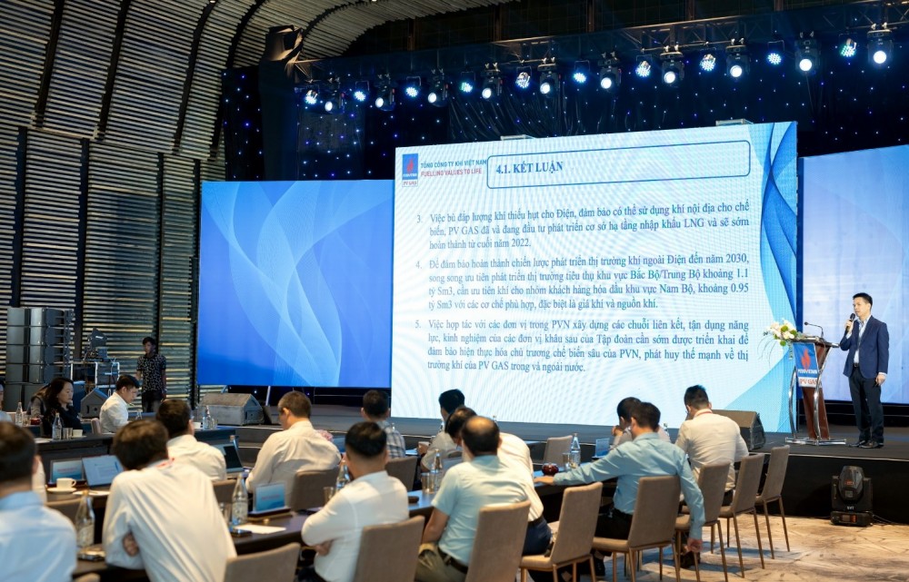 Ông Phạm Văn Phong – Phó Tổng Giám đốc PV GAS trình bày tại Hội thảo.