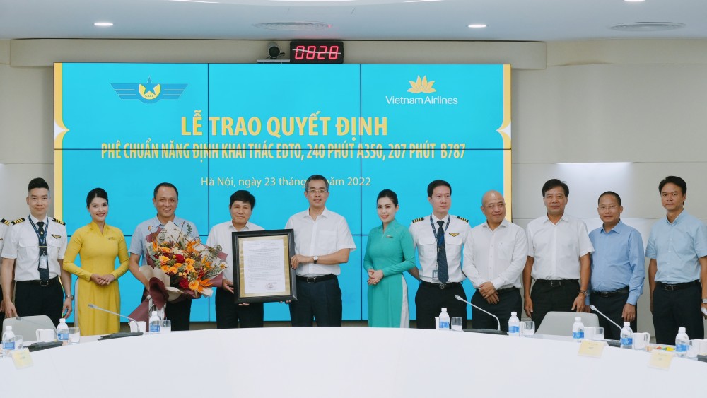 Cục HKVN trao quyết định phê chuẩn năng định khai thác EDTO 240 phút A350, 207 phút B787 cho Vietnam Airlines (ảnh VNA).
