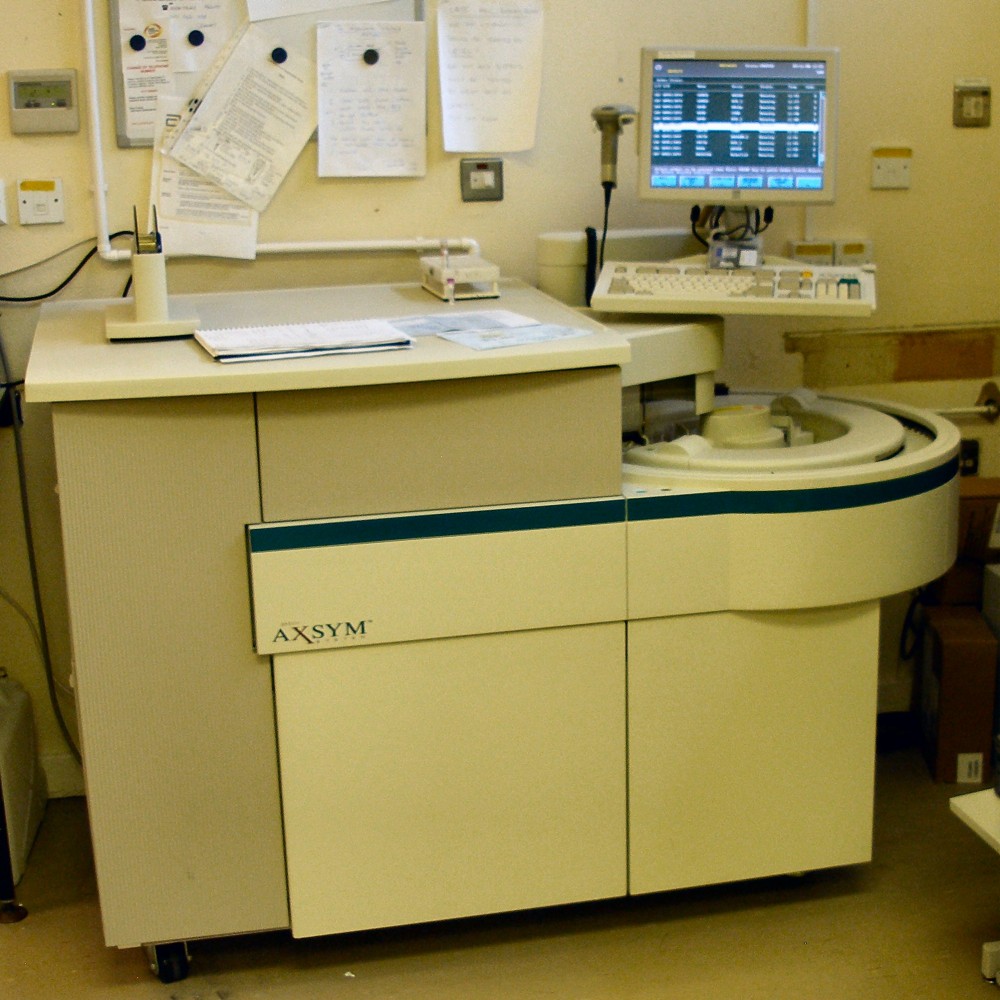 Abbott AxSYM là một máy phân tích tự động do Phòng thí nghiệm Abbott sản xuất có thể xử lý khoảng 100 mẫu/giờ