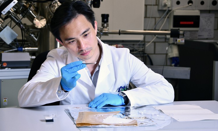Nhà khoa học Fei Pan, đồng tác giả nghiên cứu, xem xét một mảnh vật liệu dùng làm băng y tế. Ảnh: Empa