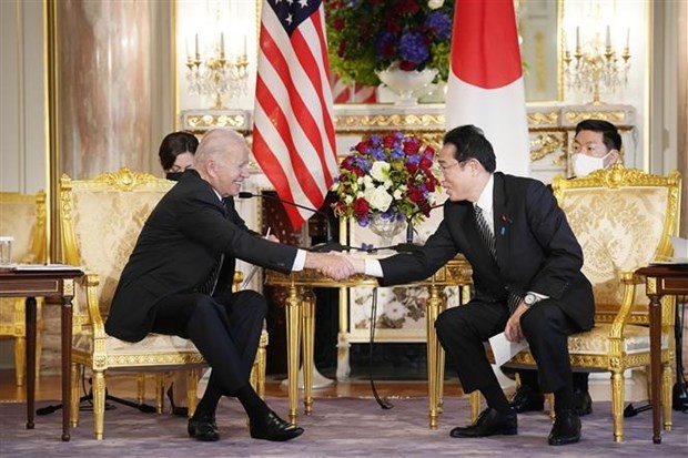 Thủ tướng Nhật Bản Kishida Fumio (phải) hội đàm với Tổng thống Mỹ Joe Biden ở Tokyo, ngày 23/5/2022. (Ảnh: Kyodo/TTXVN)