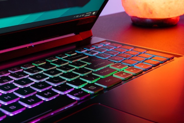 Thiết kế phím nổi, dày và sang trọng kết hợp ánh sáng RGB cực kì sống động