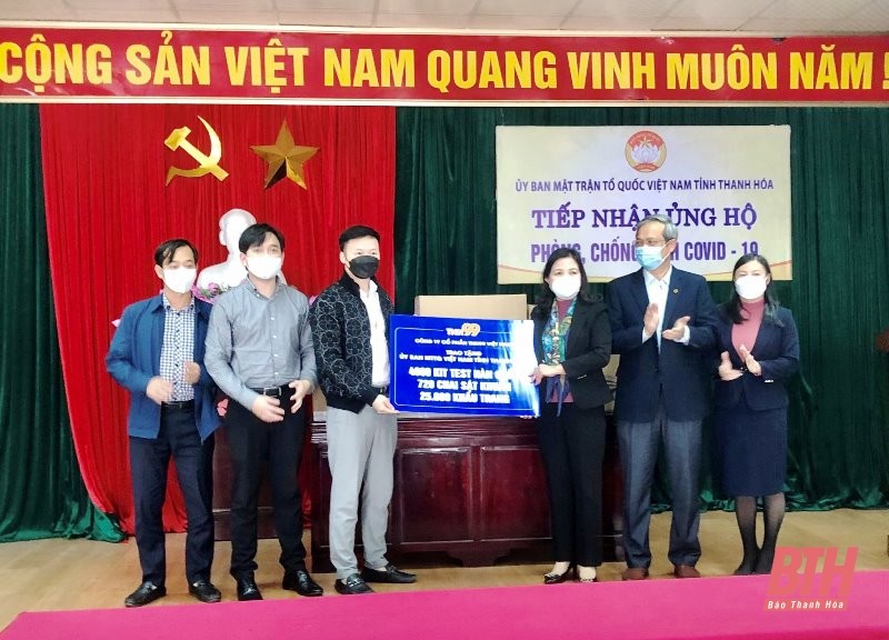 Đồng chí Trưởng ban Dân vận Tỉnh ủy, Chủ tịch Ủy ban MTTQ tỉnh Phạm Thị Thanh Thủy tiếp nhận ủng hộ trang thiết bị vật tư y tế của Công ty CP TNH 99 Việt Nam.