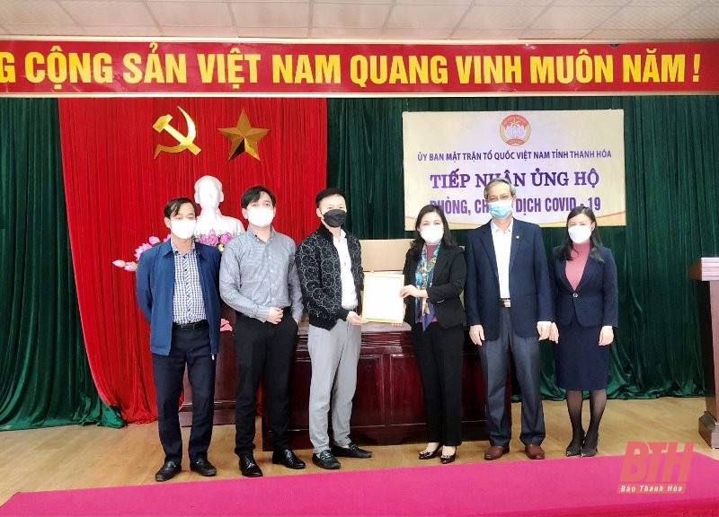 Đồng chí Trưởng ban Dân vận Tỉnh ủy, Chủ tịch Ủy ban MTTQ tỉnh trao Thư cảm ơn Công ty CP TNH 99 Việt Nam.