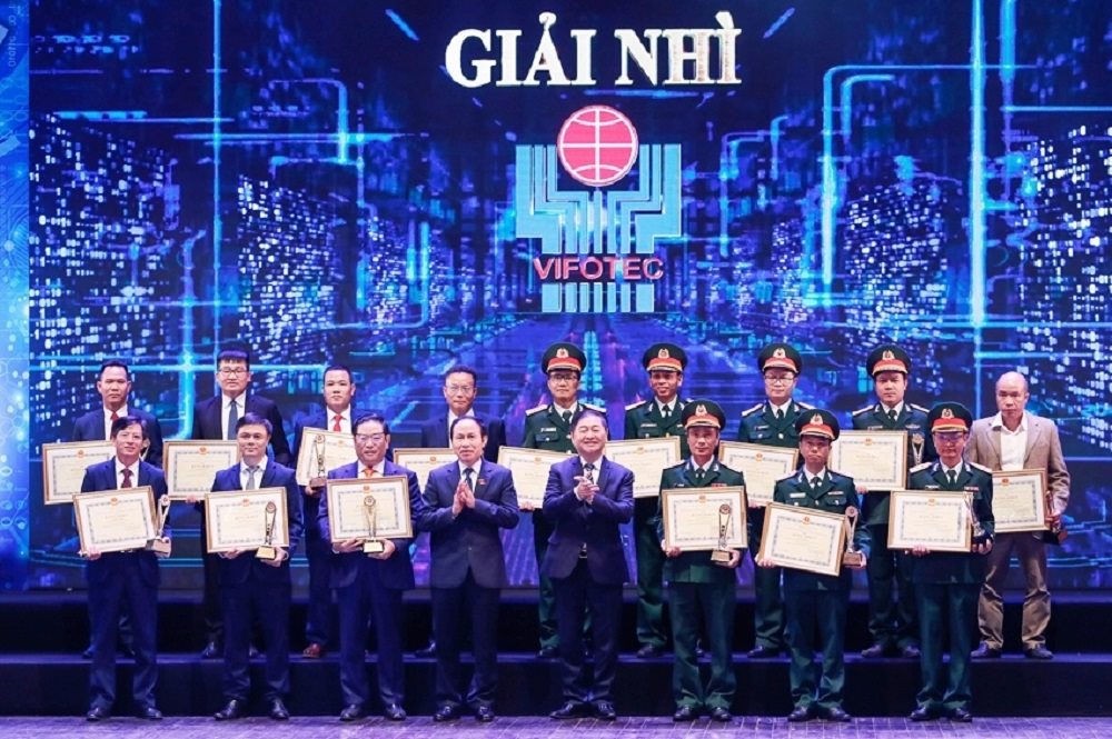 Giải thưởng Sáng tạo khoa học công nghệ Việt Nam trao giải Nhì cho đại diện PV GAS.