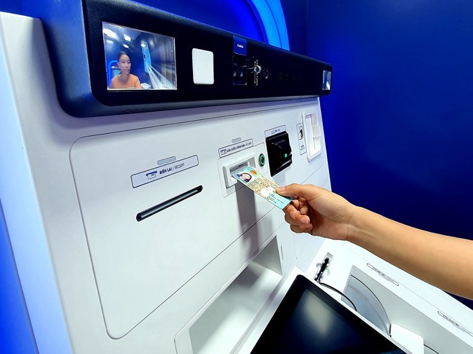 Người dân thực hiện rút tiền bằng CCCD gắn chip tại cây ATM BIDV (ảnh minh họa).