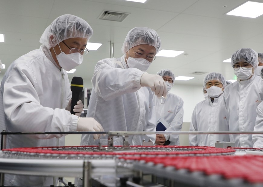 Tổng thống Hàn Quốc Moon Jae-in (ở giữa) thăm một nhà máy sản xuất vaccine phòng Covid-19 của SK Bioscience ở thành phố Andong. Ảnh: Yonhap