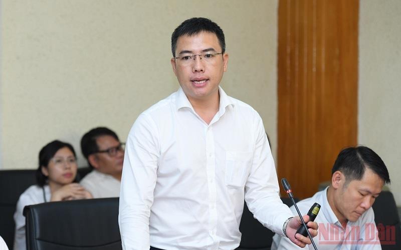 TS Phan Văn Kiền, Phó Viện trưởng Viện Đào tạo Báo chí và Truyền thông, Trường Đại học Khoa học Xã hội và Nhân văn, Đại học Quốc gia Hà Nội trình bày tham luận tại hội thảo.