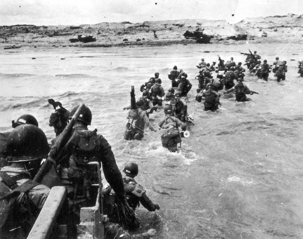 Quân đội Hoa Kì và Đồng minh đổ bộ bãi biển Utah trong trận Normandie bằng tàu Higgins