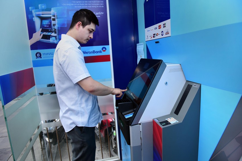 Người dân thực hiện rút tiền bằng CCCD gắn chip tại cây ATM VietinBank(ảnh minh họa).