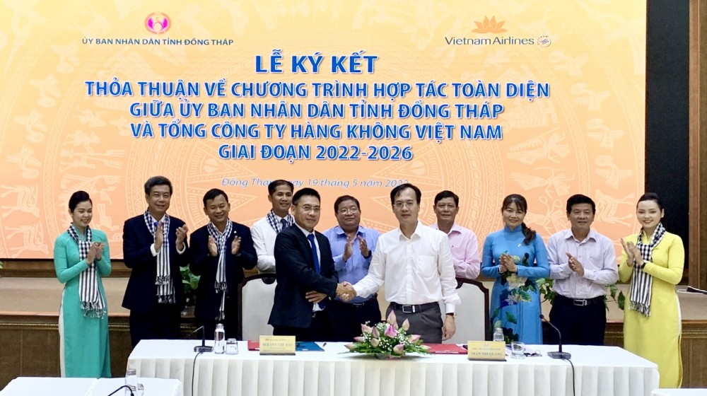 Vietnam Airlines và UBND tỉnh Đồng Tháp ký kết thỏa thuận hợp tác toàn diện giai đoạn 2022-2026 (ảnh VNA).