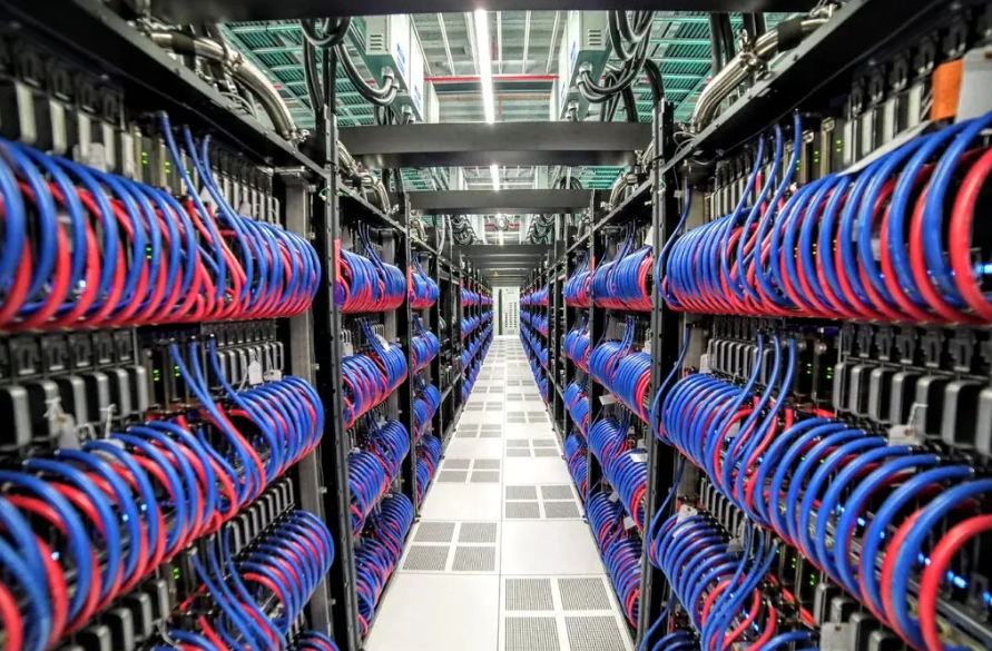 Mạng lưới đường ống nước để làm mát cho hàng nghìn con chip của siêu máy tính Frontier(ảnh minh họa).