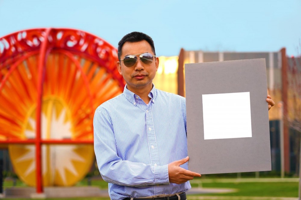 Giáo sư Xiulin Ruan, một trong các đồng tác giả của nghiên cứu, cầm một tấm mẫu loại sơn trắng nhất. Ảnh: Purdue University