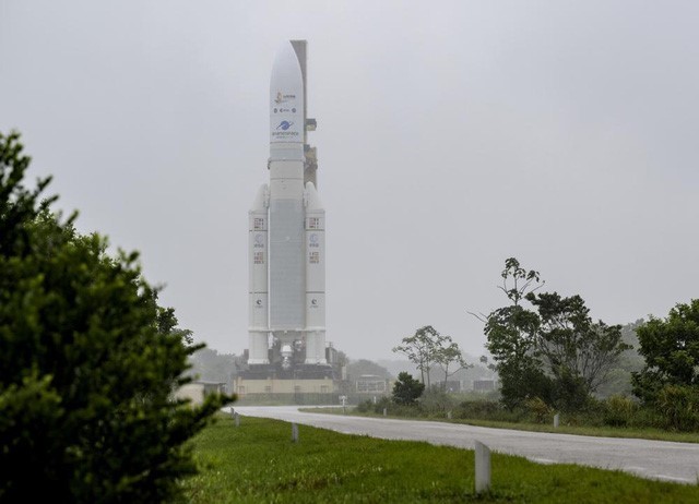 Tên lửa Ariane 5 của Arianespace được đưa lên bệ phóng vào ngày 23/12.