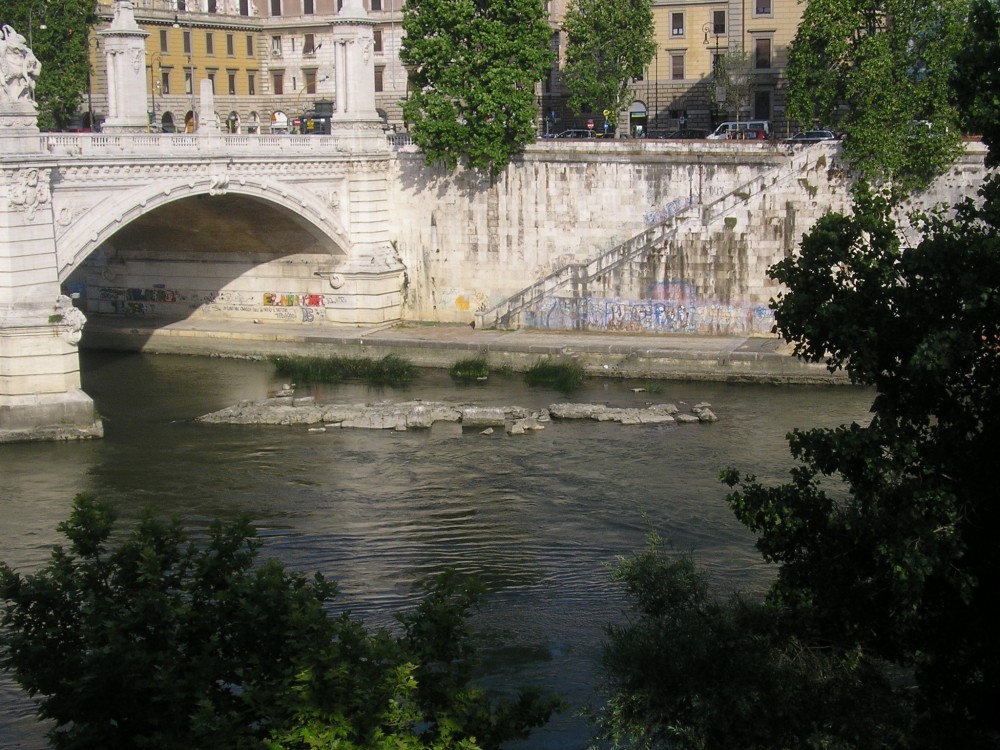 Tàn tích của cầu Nero trên sông Tiber